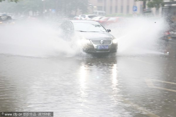 Thunder storm hits Beijing, darkening the sky