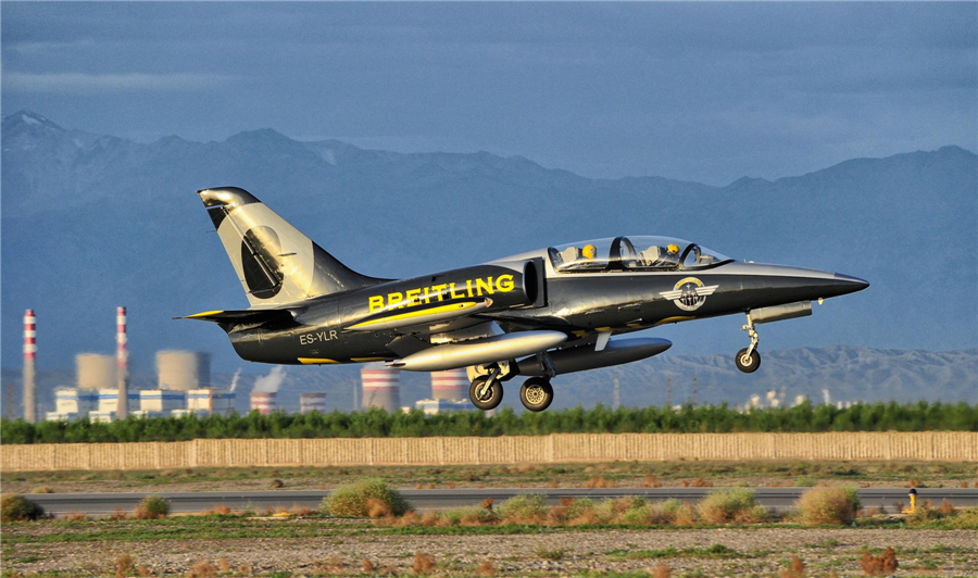 Famed aerobatic team puts on show in Gansu