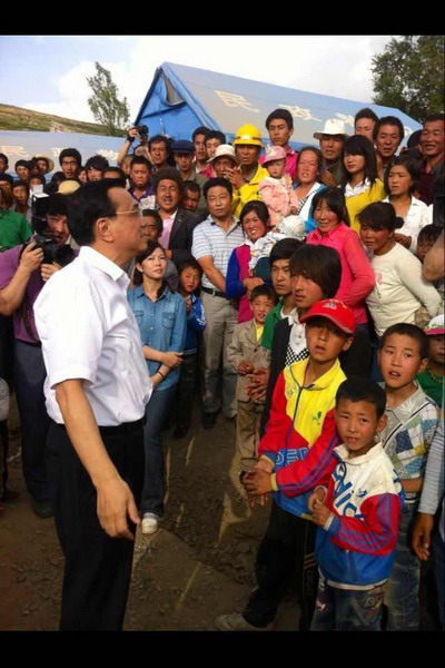 Premier Li visits NW China village after quake