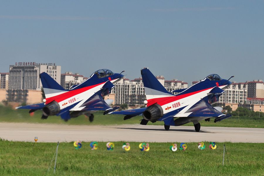 PLA aerobatic team's overseas debut