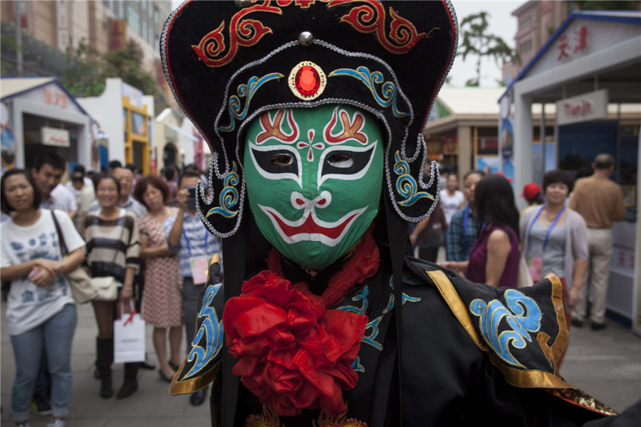 World shows flare at Beijing tourism event