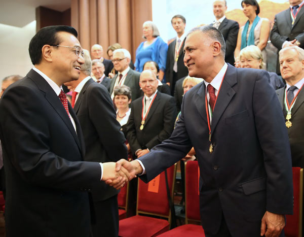 Premier Li meets with Friendship Award winners