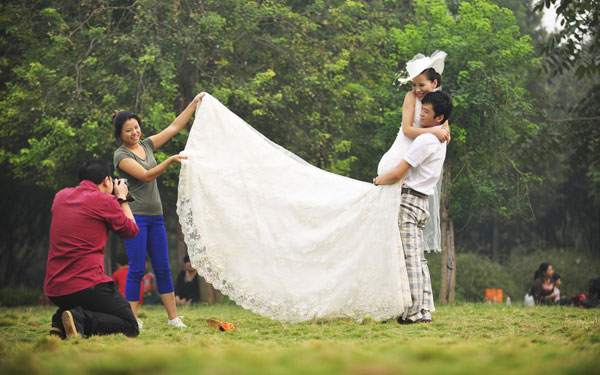 New couples take wedding photos during holiday