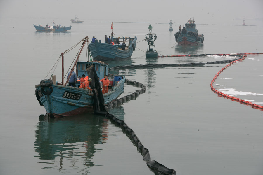 Ocean cleaned after oil leak and blast killed 48