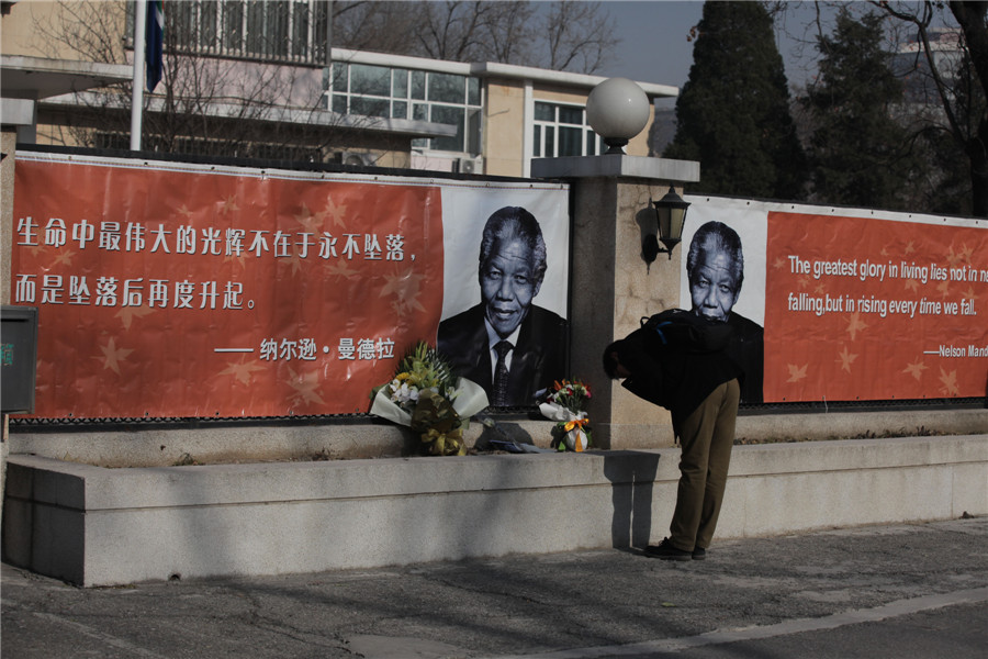 People come say farewell to Mandela in Beijing