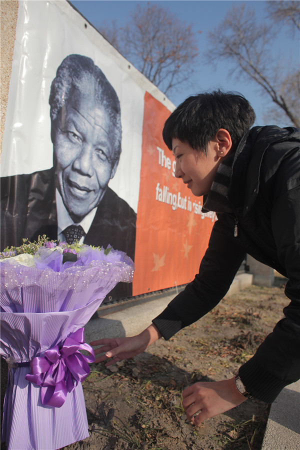 People come say farewell to Mandela in Beijing