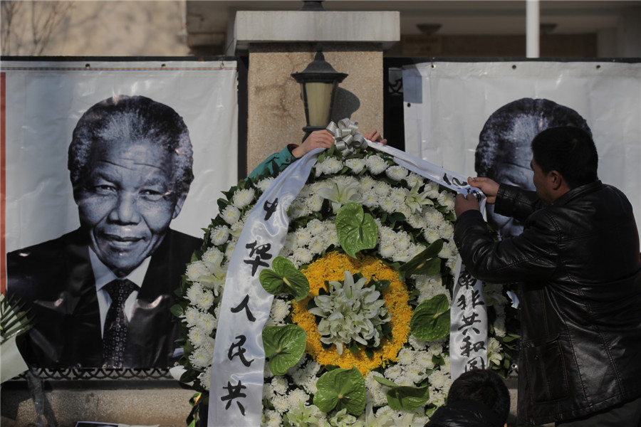 People come say farewell to Mandela in Beijing