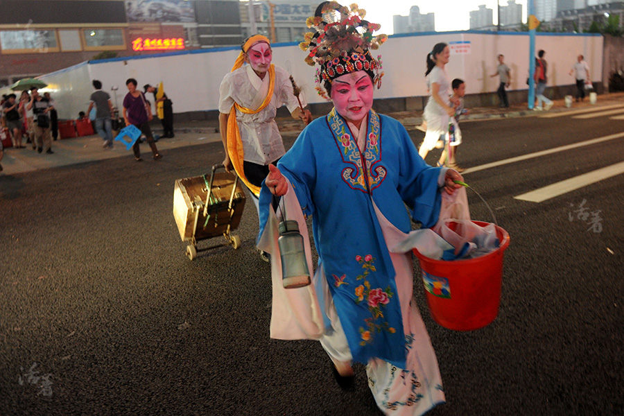 Retirees go back on the road as street performers