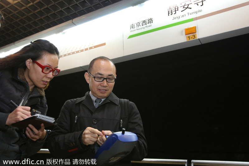 Pan Shiyi tests PM 2.5 on Shanghai subway