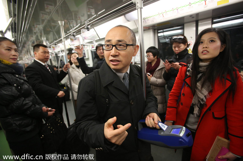 Pan Shiyi tests PM 2.5 on Shanghai subway