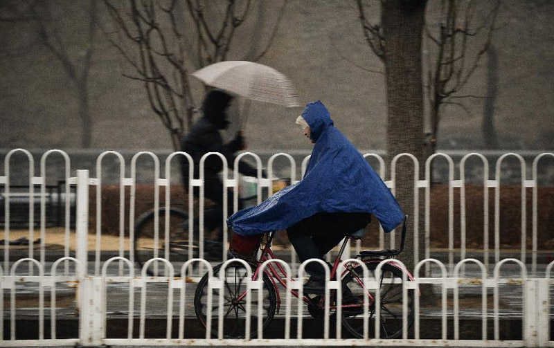 Beijing sees first rain this spring, lifts heavy air pollution alert