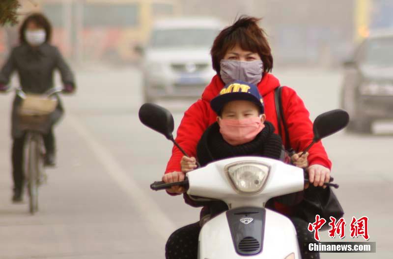 Sand storm hits Xinjiang