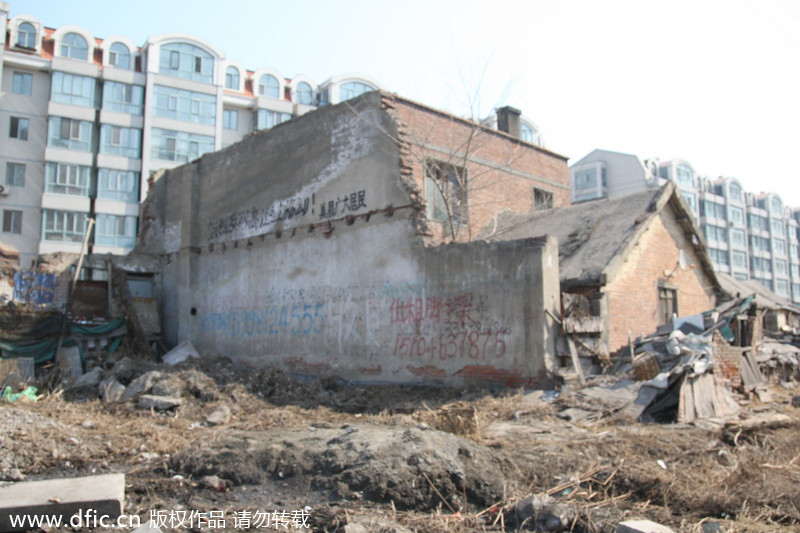 Nail houses stay in road for 3 years