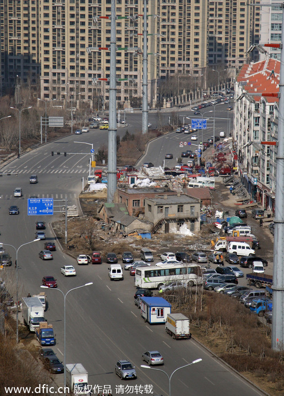 Nail houses stay in road for 3 years