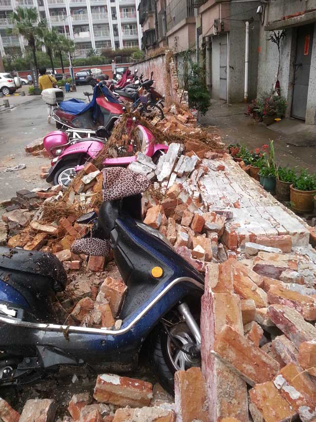 Rainstorm pounds S China