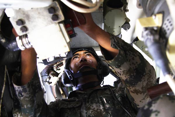 Tibetan soldiers strengthen top regiment