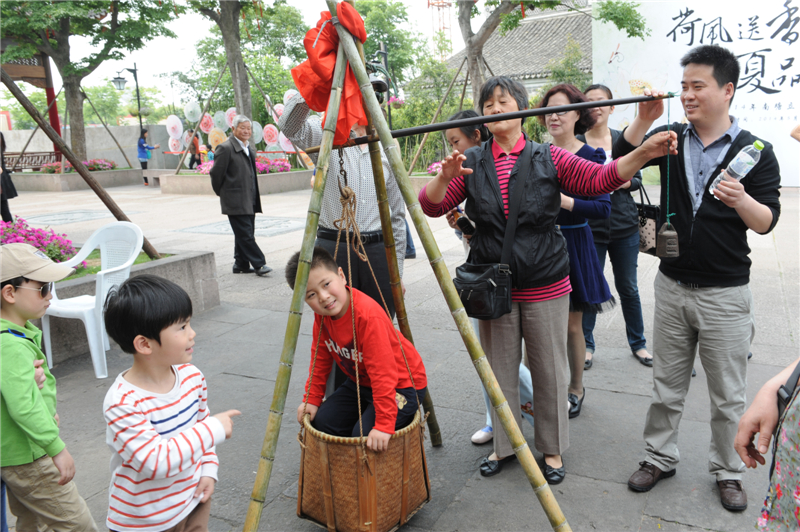 Bright smiles beckon China's lunar summer