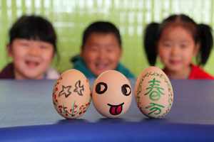 Bright smiles beckon China's lunar summer