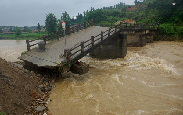 Rainstorms, floods plunge China into emergency response