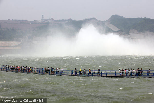 Tourists flock to watch Yellow River waterfall