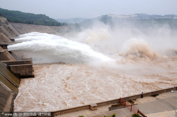 Tourists flock to watch Yellow River waterfall