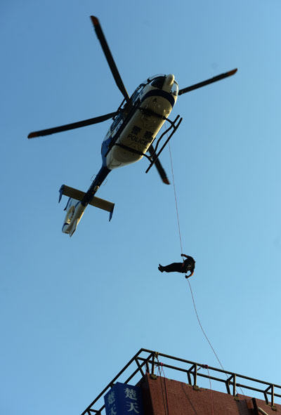 SWAT team stages anti-terrorism drill in Central China