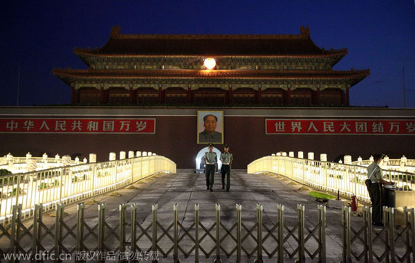 'Golden’ guardrails decorate Tiananmen Square