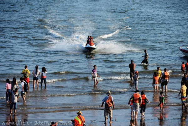 Tourists swarm to beaches despite early autumn