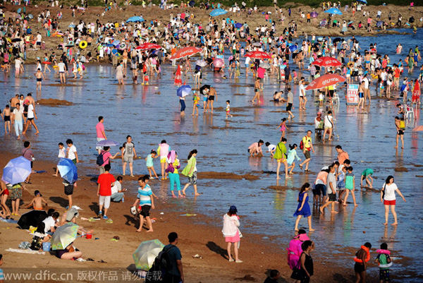 Tourists swarm to beaches despite early autumn