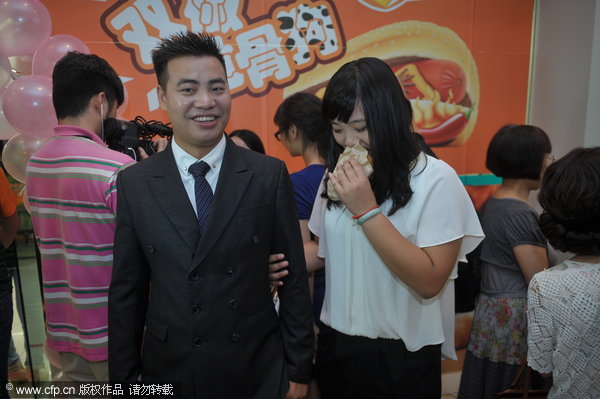 Man proposes with 1001 hot dogs in Chengdu