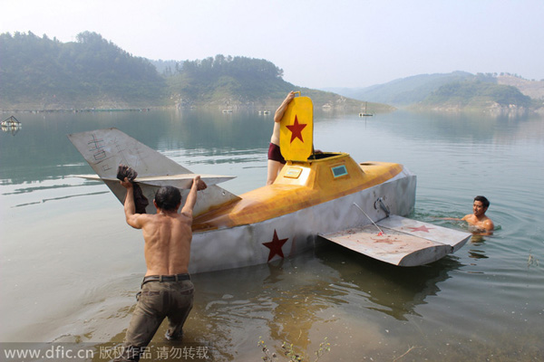 Farmer makes his own submarine in Hubei