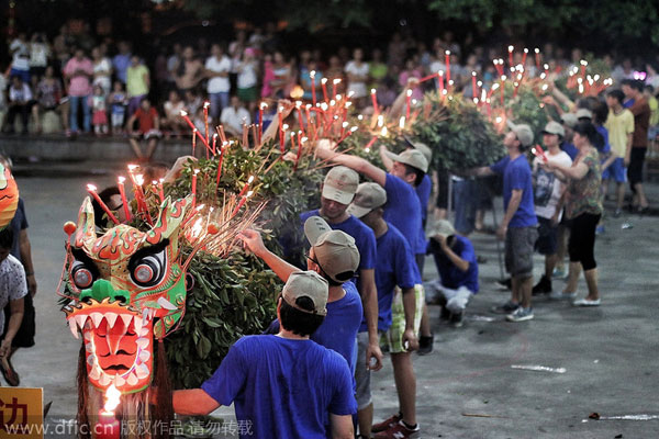 Dancing dragon fires up Mid-Autumn Festival celebrations