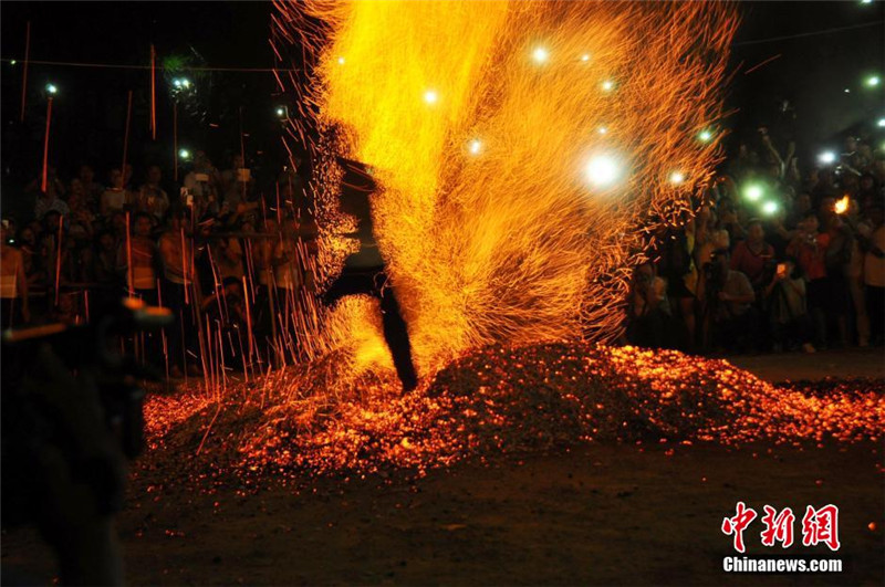 Folk activity 'walking on fire' staged in E China