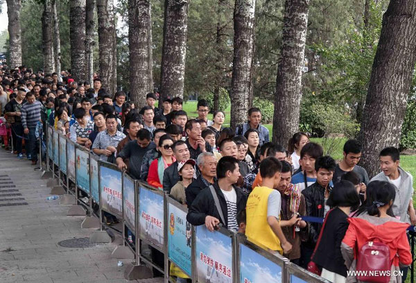 Scenic spots in Beijing packed with tourists