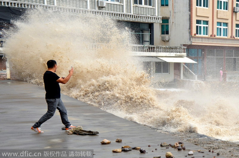 Typhoon Vongfong brings high waves to China's coastal provinces