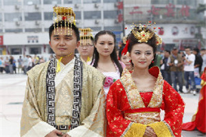 Couples mark golden wedding anniversary in Jiangsu