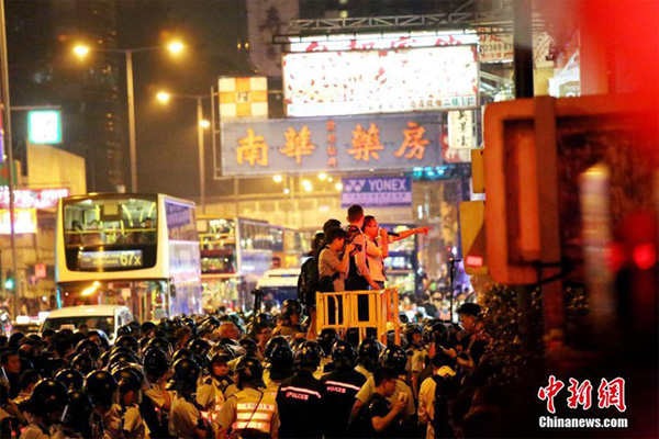 HK protesters clash with police outside govt headquarters