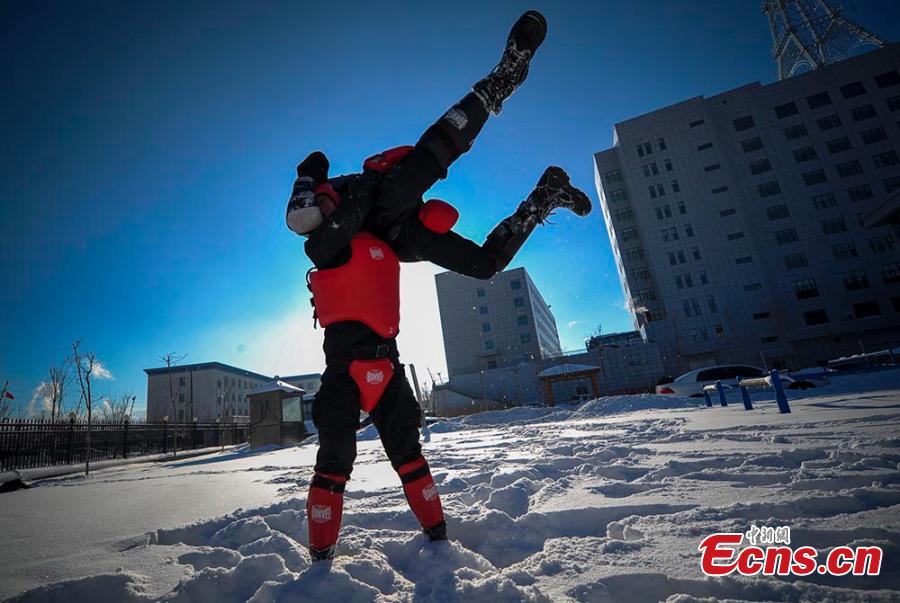 Urumqi SWAT police trained in snow