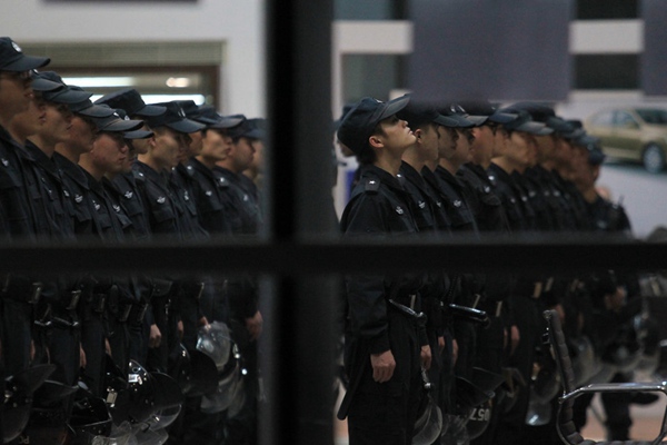 Scramble for cars in Shenzhen with new restriction