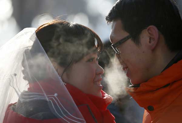 Hot lovebirds tie their knot in icy cold