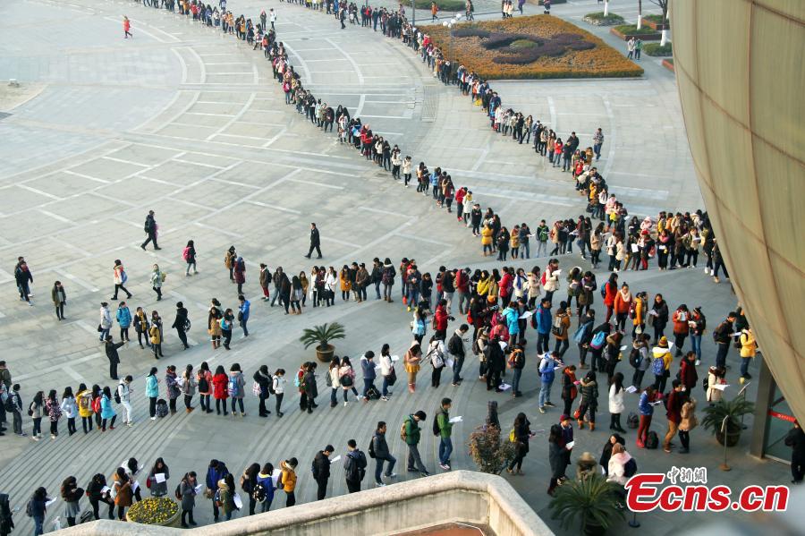 University library draws long queue
