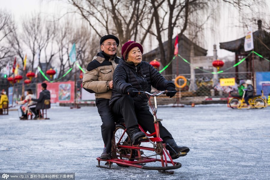 Tourists heat up Beijing's frozen lake