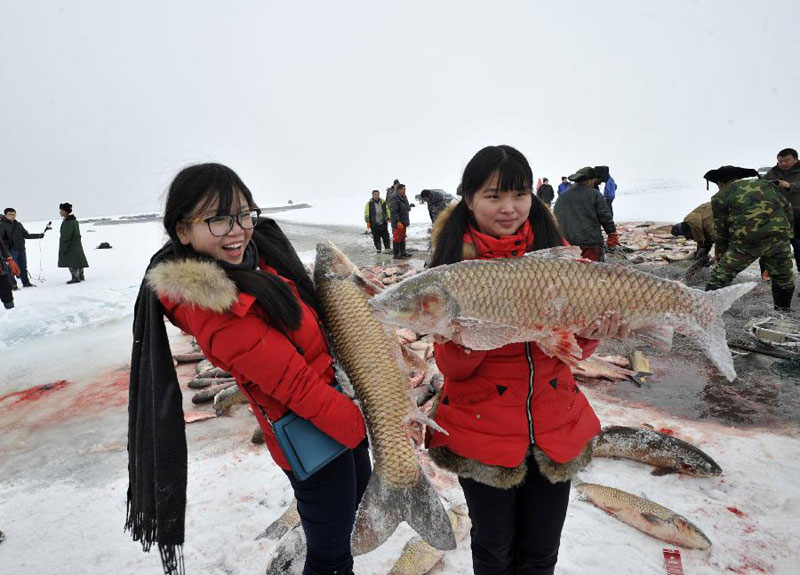 Winter fishing kicks off in NW China's Xinjiang