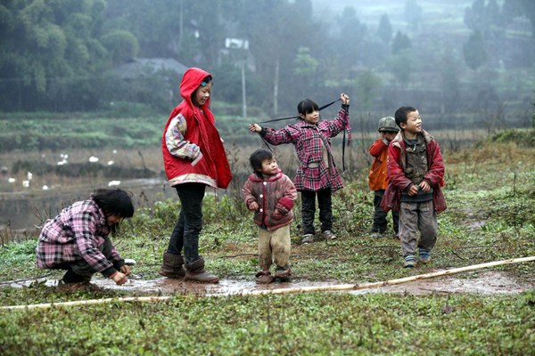 An Eleven-child Family in Sichuan Sparks Controversy