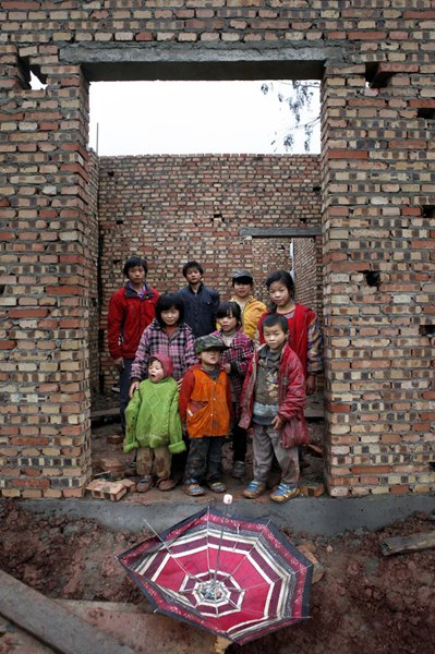 An Eleven-child Family in Sichuan Sparks Controversy