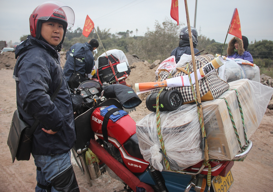 Migrant workers start annual trip home on motorcycles