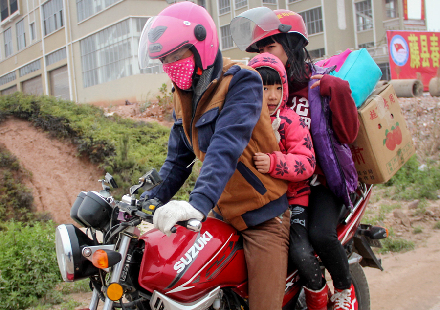 Migrant workers start annual trip home on motorcycles