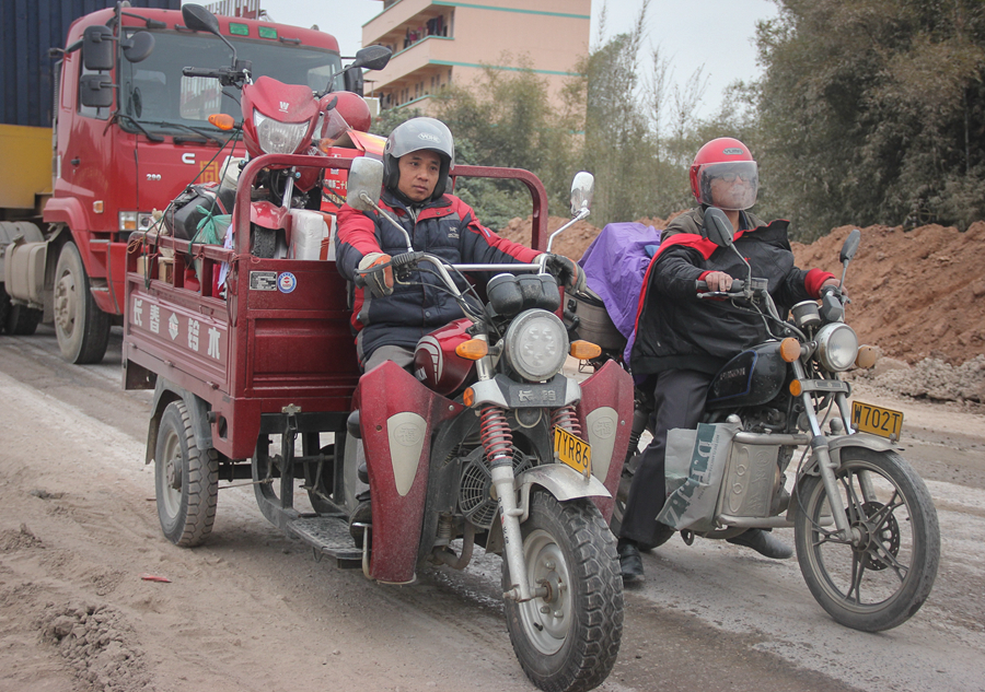 Migrant workers start annual trip home on motorcycles