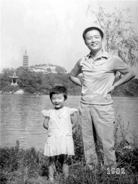 Father and daughter take same photo for 35 years