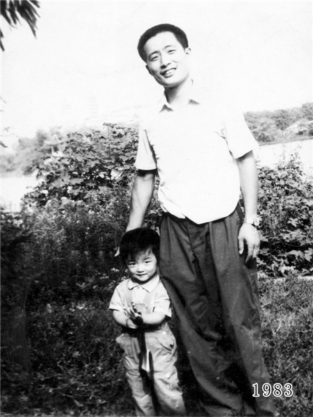 Father and daughter take same photo for 35 years